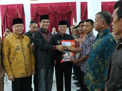 Pemprov Serahkan  Bantuan Alsintan Kepada Kelompok Tani Di Seluma