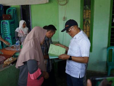 Plt Bupati Gusnan Bagikan Sertifikat Program PTSL