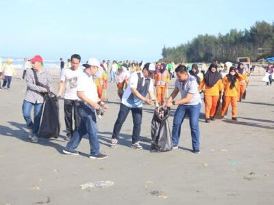 Peringati Hari Peduli Sampah Nasional, ASN Pemkot Bersihkan Pantai Panjang
