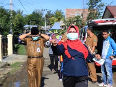 Tinjau Rumah Warga, Dinkes Kota Lakukan 3M dan Fogging