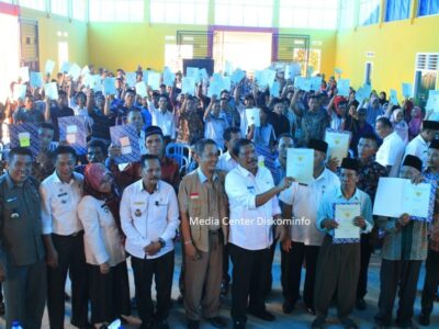 Bupati Mian Serahkan Sertifikat PTSL Di Empat Kecamatan