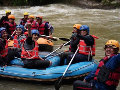 Wisatawan Mancanegara Jajal Arung Jeram Sungai Air Manna