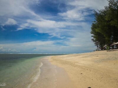 Menikmati Keindahan Pantai Way Hawang yang Berhias Batu Jung