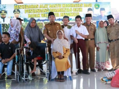 Pemkot Bengkulu Serahkan Bantuan Untuk Lansia dan Disabilitas