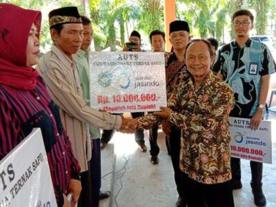 Pemkab BS Serahkan Klaim Asuransi Ternak Sapi