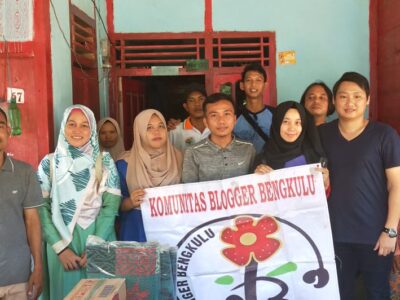 Blogger Bengkulu Salurkan Donasi Kepada Masyarakat Benteng