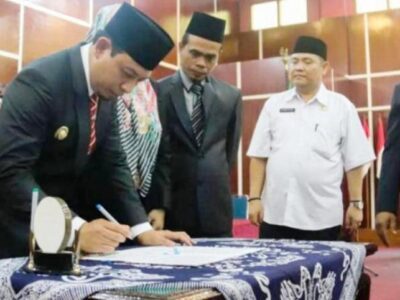 Paripurna DPRD Kota Bengkulu, Wawali Tanda Tangani Nota KUPA Tahun Anggaran 2019