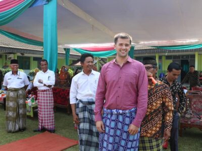 SMAN 1 Seluma Dapat Bantuan Guru Bule