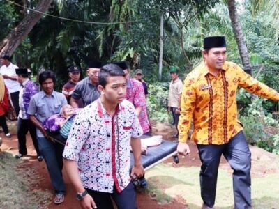 Lagi, Walikota Helmi Jemput Warganya yang Sakit