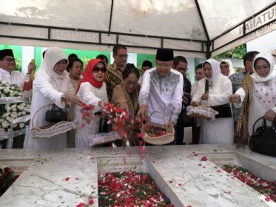 Gubernur Rohidin  Ziarah ke Makam Fatmawati