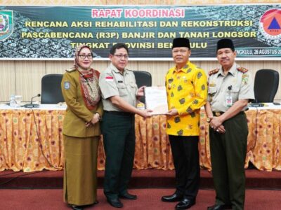 Rakor Pasca Bencana, Gubernur Rohidin Serahkan Dokumen R3P