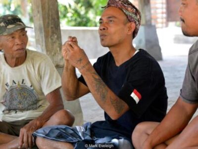 Sebuah Kota Tempat Kebanyakan Orang Berbicara Bahasa Isyarat