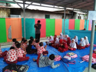 Siswa SD N 62 Belajar dengan Guru Relawan dan Lahan Tumpangan