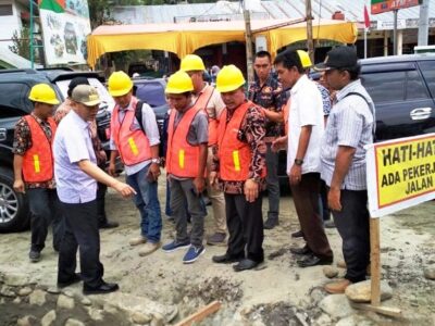Tinjau Pembangunan Jalan, Gubernur Ingatkan Kontraktor