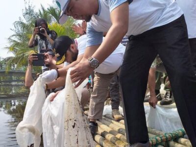 DKP Kota Bengkulu Tebar Benih Ikan di Saluran Drainase