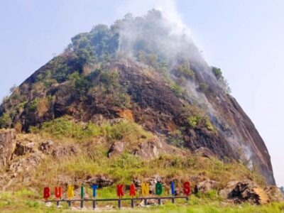 Diduga akibat Puntung Rokok, Objek Wisata Bukit Kandis Terbakar