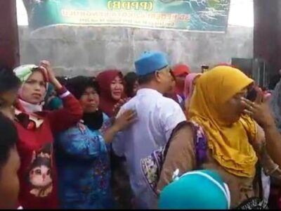 Segel Sekolah Dibuka, Wali Murid SDN 62 Menangis Haru