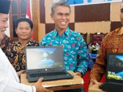 Bupati Huda Bagikan Laptop Program Sagusala Kepada 100 Guru