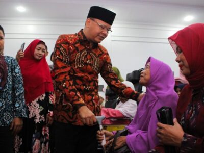 Serahkan Bantuan, Ini Pesan Gubernur Rohidin