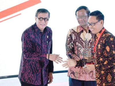 Menkumham Yasona Serahkan Penghargaan Peduli HAM kepada Gubernur Rohidin
