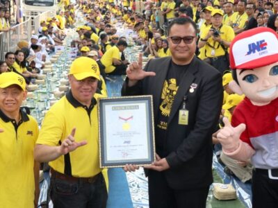 Bagikan Liwet, JNE Pecahkan Rekor Muri di HUT Ke-29