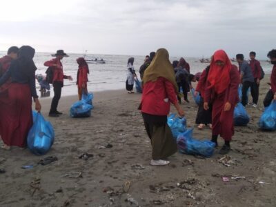 Peduli Lingkungan, IMM Bengkulu Bersihkan Pantai