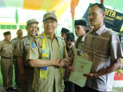 Gubernur Rohidin Serahkan 2.213 Persil Sertifikat Redistribusi Tanah Kepada Warga