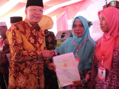 Warga Kampung Nelayan Terima Sertifikat Tanah dari Gubernur Rohidin
