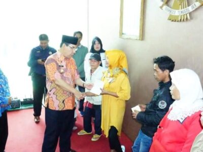 Bupati Hijazi Serahkan Bantuan Kepada Penyandang Disabilitas