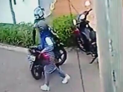 Aksi Dua Wanita Pencuri Helm Terekam CCTV, Kejadian di Kampus UMB