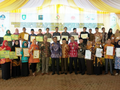 Dukung Kemajuan Industri, Perindag Serahkan Sertifikasi HKI Kepada Pelaku Usaha Bengkulu