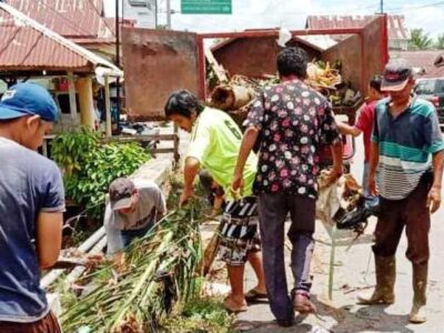 Pasca Banjir, Camat Bersama Masyarakat Gotong Royong Bersikan Sampah