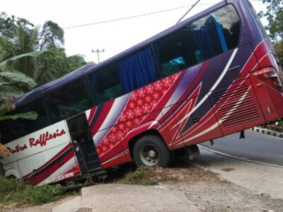 Angkut Rombongan Duta Hadis, Bus Putra Rafflesia Kecelakaan di Lampung
