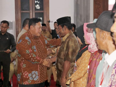 Bupati Huda Bagikan Sertifikat PTSL Kepada Warga
