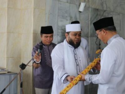 Ulang Tahun, Wali Kota Helmi Hadiakan Tongkat untuk Gubernur Rohidin