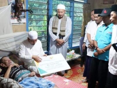 Kunjungi Warga yang Sakit, Wawali Serahkan Santunan