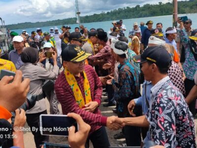 Tiba di Pelabuhan Malakoni, Gubernur Rohidin Disambut Antusias Masyarakat