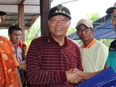 Kunjungi Desa Kahyapu, Gubernur Rohidin Beri Bantuan Nelayan