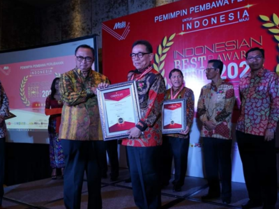 Bupati Hidayat Terima Penghargaan Best Regent Performance Of The Year 2020