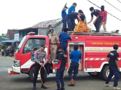 Polsek Giri Mulya Gelar Penyemprotan Disinfektan