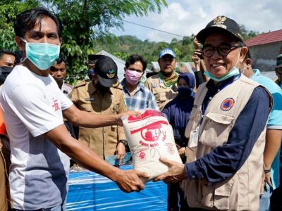 Bupati Hidayat Beri Bantuan Warga Terdampak Banjir di Air Pesi