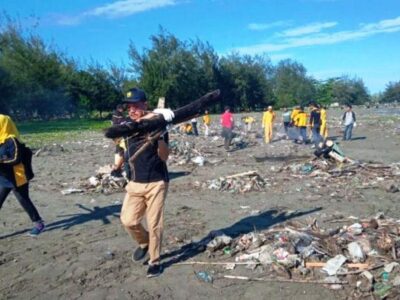 Jaga Keindahan Pantai, Dinas PUPR Kota Bengkulu Lakukan Kerja Bhakti