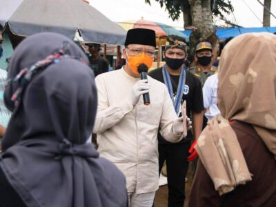 Bagikan Masker, Gubernur Rohidin Ajak Masyarakat Patuhi Aturan Pemerintah