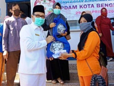 Peduli Masyarakat, PDAM Kota Bengkulu Bagikan Bingkisan