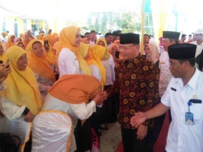 Sekretaris Diknas Provinsi Bengkulu Dampingi Gubernur Serahkan SK GTT PTT di Seluma