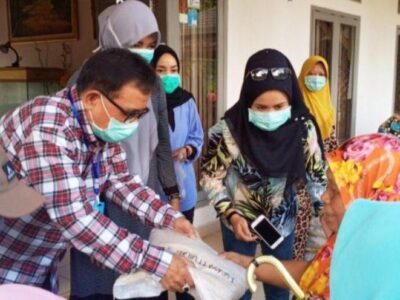 Peduli, Bupati Hidayat Bagikan Beras Pada Warga Terdampak Covid-19
