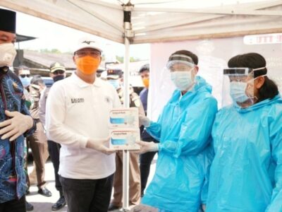 Tinjau Posko Perbatasan Lebong-Rejang Lebong, Gubernur Beri Bantuan APD untuk Petugas