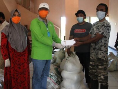 Dukung Petani, Gubernur Rohidin Borong 1,3 ton Melon untuk Dibagikan