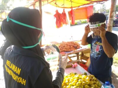 MCCC Bagi Face Shield dan Beri Edukasi Tentang Wabah Covid-19