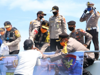 Polri–TNI Beri Bantuan, Masyarakat di Rumah Saja